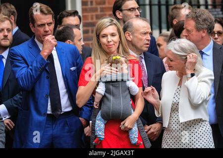 London, Großbritannien, 07.. Juli 2022. Boris Johnsons Frau Carrie Johnson mit dem Baby Romy und Nadine Dorries, die ihren Rücktritt in Downing Street, London, Großbritannien, beobachten Stockfoto