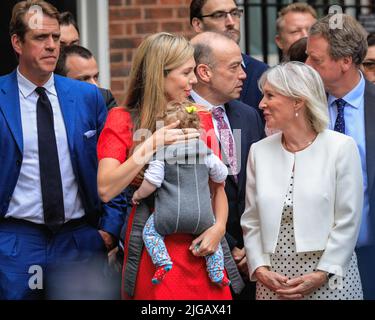 London, Großbritannien, 07.. Juli 2022. Boris Johnsons Frau Carrie Johnson mit dem Baby Romy und Nadine Dorries, die ihren Rücktritt in Downing Street, London, Großbritannien, beobachten Stockfoto