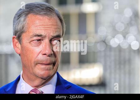 Nigel Farage, Politiker, Reporterin für GB News (GBN), ehemaliger Vorsitzender der UK Independence Party UKIP, Brexit Party, späterer Führer Reform UK, Downing Street Stockfoto