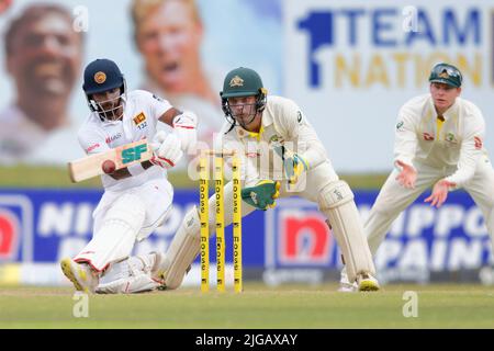 Galle, Sri Lanka. 9.. Juli 2022. Kusal Mendis aus Sri Lanka spielt eine Chance, während Australiens Wicketkeeper Alex Carey (C) am 2.. Tag des Test Cricket-Spiels 2. zwischen Sri Lanka und Australien im Galle International Cricket Stadium in Galle am 9.. Juli 2022 zuschaut. Viraj Kothalwala/Alamy Live News Stockfoto