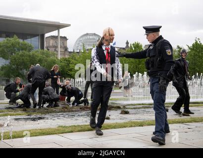 Berlin, Deutschland. 09.. Juli 2022. Polizeibeamte stehen mit Klimaschutzaktivisten vor dem Kanzleramt. Quelle: Paul Zinken/dpa/Alamy Live News Stockfoto