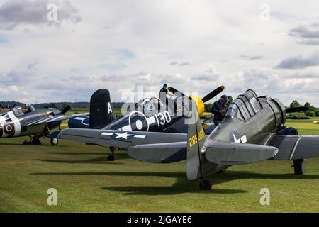 Grumman Wildcat , Goodyear FG-1D Corsair & North American Harvard, auf der Fluglinie der Fly Navy Airshow, die am 3.. Juli 2022 in Shuttleworth stattfand Stockfoto