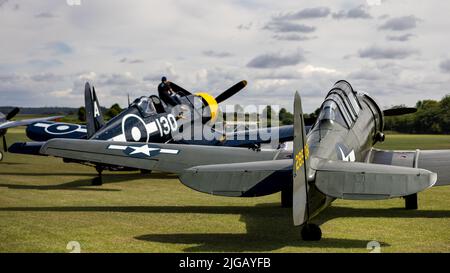 Goodyear FG-1D Corsair & North American AT-6D Harvard, auf der Fluglinie der Fly Navy Airshow, die am 3.. Juli 2022 in Shuttleworth stattfand Stockfoto