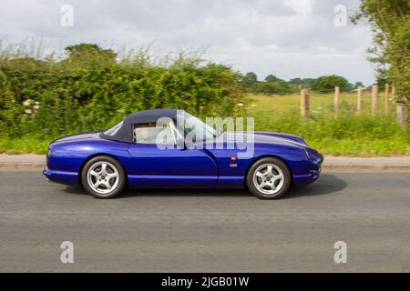 2000 blauer TVR Chimera Base 3952cc V8-Motor, 5-Gang-Schaltgetriebe; unterwegs zum Hoghton Tower für das Supercar Summer Showtime Car Meet, das von Great British Motor Shows in Preston, Großbritannien, organisiert wird Stockfoto