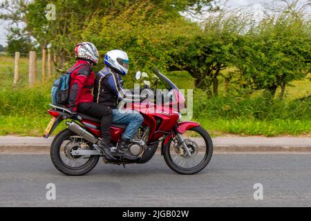 Rote Honda XL700VA Transalp-Motorräder. Honda Transalp ist die XL700V Serie von Dual-Sport-Motorrädern, die in Japan hergestellt werden; auf dem Weg zum Hoghton Tower für das Supercar Summer Showtime Car Meet, das von Great British Motor Shows in Preston, Großbritannien, organisiert wird Stockfoto