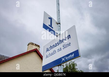 Das Namensschild auf dem Bahnsteig des Bahnhofs in Achnasheen, einem kleinen Dorf in Ross-Shire im schottischen Highland council Stockfoto