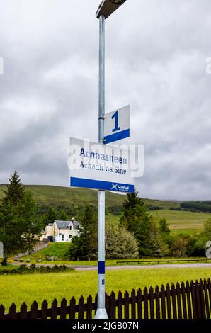 Das Namensschild auf dem Bahnsteig des Bahnhofs in Achnasheen, einem kleinen Dorf in Ross-Shire im schottischen Highland council Stockfoto