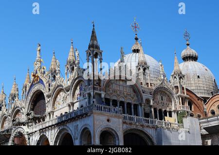 VENEDIG, ITALIEN - 18. MAI 2018: Dies ist ein architektonisches Fragment der Terrassen und Kuppeln der Basilika San Marco. Stockfoto