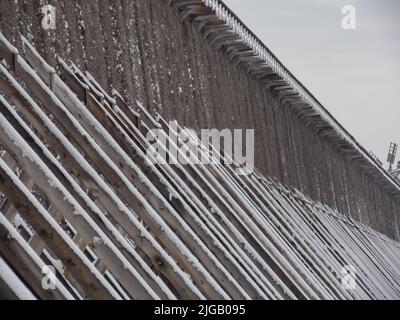 Ciechocinek, Polen - Feb, 2021: Nahaufnahme für Details hölzerner Graduierturm in Ciechocinek, erbaut 1824-1828, während der verschneiten Winterzeit. Gradua Stockfoto