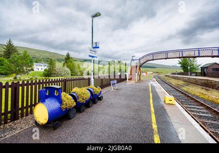 Die rostige Fußgängerbrücke über die Gleise am Bahnhof in Achnasheen, einem kleinen Dorf in Ross-Shire, Highland council Area, Schottland Stockfoto