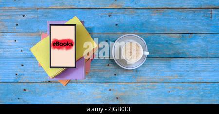 Stapel von Büchern, eBook-Reader und Tasse Cappuccino Kaffee, flach lag mit guten Kopieplatz, Lesen, Literatur, entspannendes Konzept. Stockfoto