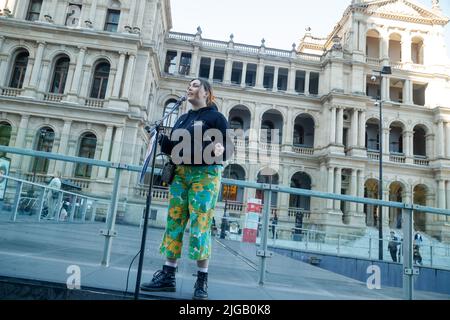 Ella Gutteridge, Umweltbeauftragte und Aktivistin der University of Queensland Union, spricht am 9. Juli 2022 bei einer Abtreibungsrechtskundgebung unter dem Treasury Casino in Brisbane, Queensland, Australien, mit der Menge. Equal Love Brisbane organisierte eine Kundgebung auf dem Brisbane Square, um die Ausweitung der Abtreibungsdienste in Queensland zu fordern, und stand in Solidarität mit denjenigen, die in den USA Abtreibungen suchten, nachdem der Oberste Gerichtshof das Urteil von Roe gegen Wade von 1973 gestrichet und das verfassungsmäßige Recht auf Abtreibung beendet hatte. Demonstranten versammelten sich auf dem Platz, um mehrere Redner über das Thema zu hören und marschierten durch Stockfoto