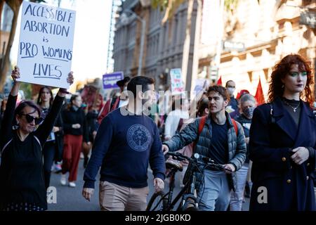 Stephen Bates, Mitglied der Grünen in Brisbane, schließt sich am 9. Juli 2022 einem protestmarsch an, der die Ausweitung des Abtreibungszugangs in Brisbane, Queensland, Australien, unterstützt. Equal Love Brisbane organisierte eine Kundgebung auf dem Brisbane Square, um die Ausweitung der Abtreibungsdienste in Queensland zu fordern, und stand in Solidarität mit denjenigen, die in den USA Abtreibungen suchten, nachdem der Oberste Gerichtshof das Urteil von Roe gegen Wade von 1973 gestrichet und das verfassungsmäßige Recht auf Abtreibung beendet hatte. Demonstranten versammelten sich auf dem Platz, um mehrere Redner über das Thema zu hören und marschierten durch das zentrale Geschäft d Stockfoto