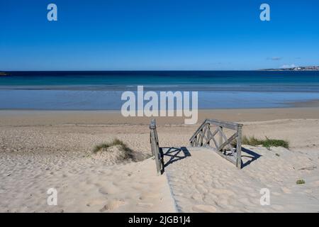 Holzsteg auf den Dünen eines Lanzada-Strandes in Galicien, Spanien Stockfoto