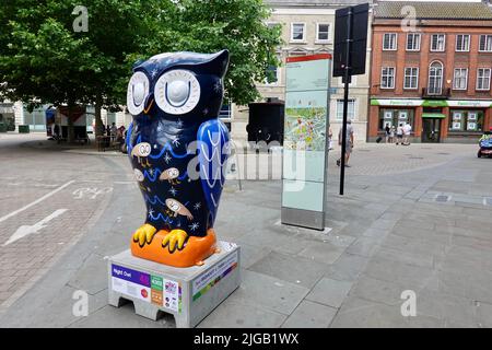 Ipswich, Suffolk, Großbritannien - 9. Juli 2022: Der Pfad zur Statue der großen Eule für das Hospiz St. Elizabeth. Nachteule Nummer 48 von Pip Claffey. Auf Der Queen Street. Stockfoto