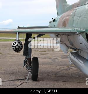 KAUNAS / LITAUEN - 10. August 2019: Fragment des Mikoyan-Gurevich Mig-21 Fishbed Überschalljet-Kampfflugzeugs mit Raketenwerfer unter dem Flügel Stockfoto