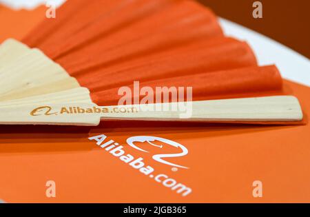 Berlin, Deutschland. 07.. Juli 2022. Das Logo des chinesischen Online-Händlers Alibaba auf der Modemesse Premium auf einem Fan. Quelle: Jens Kalaene/dpa/Alamy Live News Stockfoto