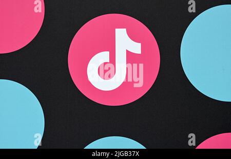 Berlin, Deutschland. 07.. Juli 2022. Das Logo der Video-Community TikTok auf der Modemesse Premium. Quelle: Jens Kalaene/dpa/Alamy Live News Stockfoto