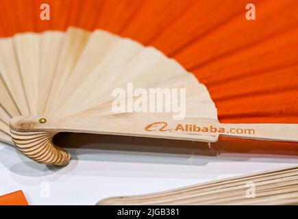 Berlin, Deutschland. 07.. Juli 2022. Das Logo des chinesischen Online-Händlers Alibaba auf der Modemesse Premium auf einem Fan. Quelle: Jens Kalaene/dpa/Alamy Live News Stockfoto