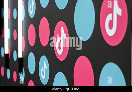 Berlin, Deutschland. 07.. Juli 2022. Das Logo der Video-Community TikTok auf der Modemesse Premium. Quelle: Jens Kalaene/dpa/Alamy Live News Stockfoto