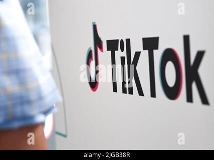 Berlin, Deutschland. 07.. Juli 2022. Das Logo der Video-Community TikTok auf der Modemesse Premium. Quelle: Jens Kalaene/dpa/Alamy Live News Stockfoto