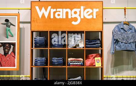 Berlin, Deutschland. 07.. Juli 2022. Das Logo des Labels Wrangler auf der Modemesse Premium. Quelle: Jens Kalaene/dpa/Alamy Live News Stockfoto