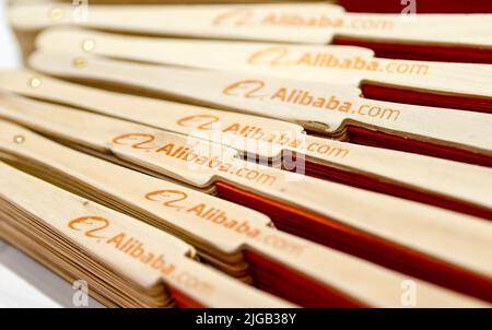 Berlin, Deutschland. 07.. Juli 2022. Das Logo des chinesischen Online-Händlers Alibaba auf der Modemesse Premium auf Fans. Quelle: Jens Kalaene/dpa/Alamy Live News Stockfoto