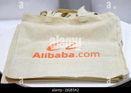 Berlin, Deutschland. 07.. Juli 2022. Das Logo des chinesischen Online-Händlers Alibaba auf der Modemesse Premium auf einer Tasche. Quelle: Jens Kalaene/dpa/Alamy Live News Stockfoto