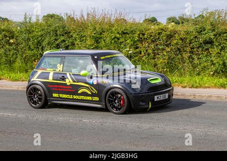 SBE Vehicle Solutions Ltd. 2006 Mini Cooper S JCW 1598cc Benziner; unterwegs zum Hoghton Tower für das Supercar Summer Showtime Car Meet, das von Great British Motor Shows in Preston, Großbritannien, organisiert wird Stockfoto