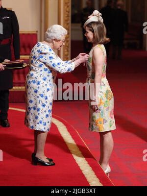 Das Filefoto vom 04/05/2018 von Darcey Bussell aus London wird von Königin Elizabeth II. Während einer Investiturzeremonie im Buckingham Palace, London, zur Dame Commander des Britischen Empire ernannt. Die britische Balletttänzerin Dame Darcey Bussell hat enthüllt, dass sie vor kurzem entdeckt hat, dass sie einst im gleichen Haus wie die Königin lebte. Während der Dreharbeiten zu einer neuen Channel 4-Serie über die Leidenschaften der Königin im Leben entdeckte die ehemalige Strictly Come Dancing Judge, dass die Queen das erste Jahr ihres Lebens in der White Lodge in Richmond verbrachte. Ausgabedatum: Samstag, 9. Juli 2022. Stockfoto