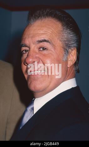 **DATEI FOTO** Tony Sirico ist verstorben. Tony Sirico nimmt am 7. Januar 1999 an einer Vorführung von „The Sopranos“ im Loew's State Theatre in New York City Teil. Foto: Henry McGee/MediaPunch Stockfoto