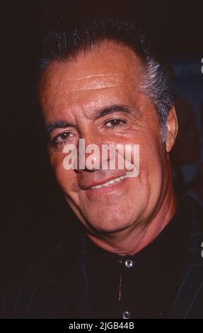 **DATEI FOTO** Tony Sirico ist verstorben. Tony Sirico nimmt am 11. August 1999 an der Premiere von „Mickey Blue Eyes“ im Ziegfeld Theatre in New York City Teil. Foto: Henry McGee/MediaPunch Stockfoto