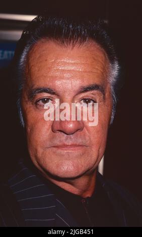 **DATEI FOTO** Tony Sirico ist verstorben. Tony Sirico nimmt am 11. August 1999 an der Premiere von „Mickey Blue Eyes“ im Ziegfeld Theatre in New York City Teil. Foto: Henry McGee/MediaPunch Stockfoto