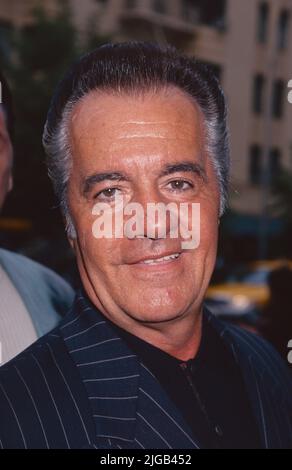 **DATEI FOTO** Tony Sirico ist verstorben. Tony Sirico nimmt am 21. Juni 1999 an der Premiere von HBOs 'OZ' im Chelsea Cinema in New York City Teil. Foto: Henry McGee/MediaPunch Stockfoto