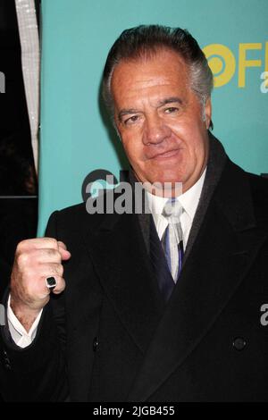 **DATEI FOTO** Tony Sirico ist verstorben. Tony Sirico nimmt am 14. April 2009 an der Premiere von „Grey Gardens“ von HBO Films im Ziegfeld Theatre in New York City Teil. Foto: Henry McGee/MediaPunch Stockfoto