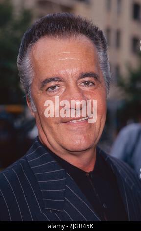 **DATEI FOTO** Tony Sirico ist verstorben. Tony Sirico nimmt am 21. Juni 1999 an der Premiere von HBOs 'OZ' im Chelsea Cinema in New York City Teil. Foto: Henry McGee/MediaPunch Stockfoto