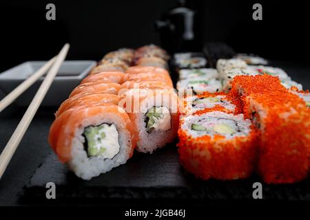 Sushi-Set mit fünf verschiedenen Brötchen Stockfoto