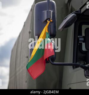 Litauische Flagge, die an einen Spiegel eines Militärfahrzeugs gebunden ist Stockfoto