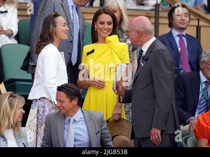 Die Herzogin von Cambridge spricht mit Martina Hingis und dem AELTC-Vorsitzenden Ian Hewitt in der Royal Box am dreizehnten Tag der Wimbledon Championships 2022 beim All England Lawn Tennis and Croquet Club in Wimbledon. Bilddatum: Samstag, 9. Juli 2022. Stockfoto