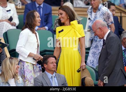 Die Herzogin von Cambridge spricht mit Martina Hingis und dem AELTC-Vorsitzenden Ian Hewitt in der Royal Box am dreizehnten Tag der Wimbledon Championships 2022 beim All England Lawn Tennis and Croquet Club in Wimbledon. Bilddatum: Samstag, 9. Juli 2022. Stockfoto