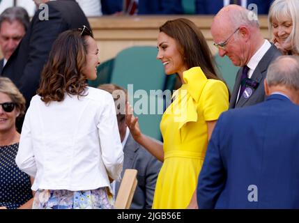 Die Herzogin von Cambridge spricht mit Martina Hingis und dem AELTC-Vorsitzenden Ian Hewitt am dreizehnten Tag der Wimbledon-Meisterschaften 2022 beim All England Lawn Tennis and Croquet Club in Wimbledon. Bilddatum: Samstag, 9. Juli 2022. Stockfoto