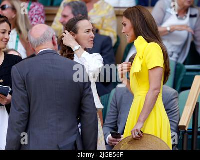 Die Herzogin von Cambridge spricht mit Martina Hingis und dem AELTC-Vorsitzenden Ian Hewitt am dreizehnten Tag der Wimbledon-Meisterschaften 2022 beim All England Lawn Tennis and Croquet Club in Wimbledon. Bilddatum: Samstag, 9. Juli 2022. Stockfoto