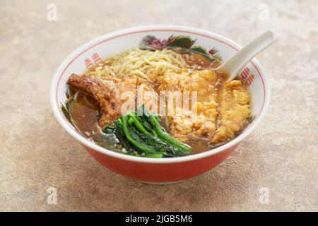 Gebratene Schweinekotelett-Nudelsuppe Stockfoto