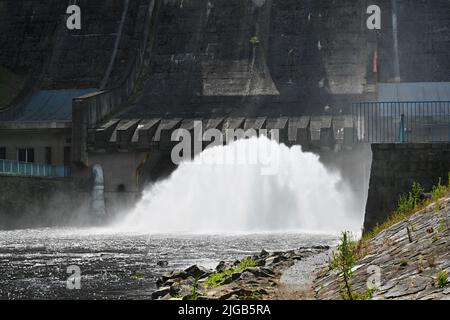 Wasserkraftwerk – Wasserkraftwerk mit Flusslauf. Kaplan-Turbine. Mohelno-Tschechische Republik. Stockfoto