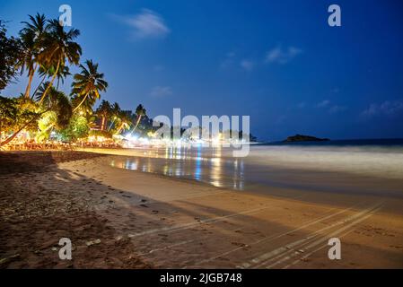 Cafés, Restaurants und Nachtclubs am Ufer des Indischen Ozeans in Sri Lanka bei Nacht Stockfoto