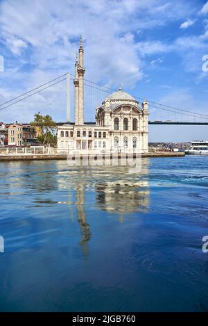 Die Ortakoy Moschee in Besiktas, Istanbul, Türkei, ist einer der beliebtesten Orte am Bosporus. Stockfoto