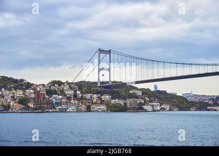 Die Bosporusbrücke verbindet die asiatische Seite mit der europäischen Side in Istanbul Stockfoto