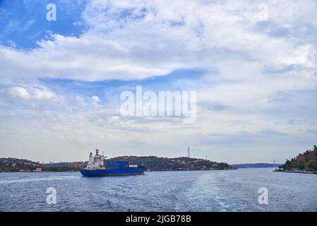 Frachtschiff mit Containern geht auf den Kasten Stockfoto