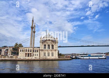 Die Ortakoy Moschee in Besiktas, Istanbul, Türkei, ist einer der beliebtesten Orte am Bosporus. Stockfoto