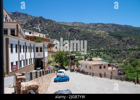 Straße des Bergdorfes 'Travelez' im Sommer, Spanien Stockfoto